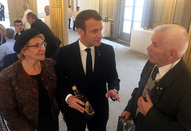 “Знам за српску ракију. Одлична је. Посебно је добра за варење!”: За Дан примирја Макрон добио специјални поклон